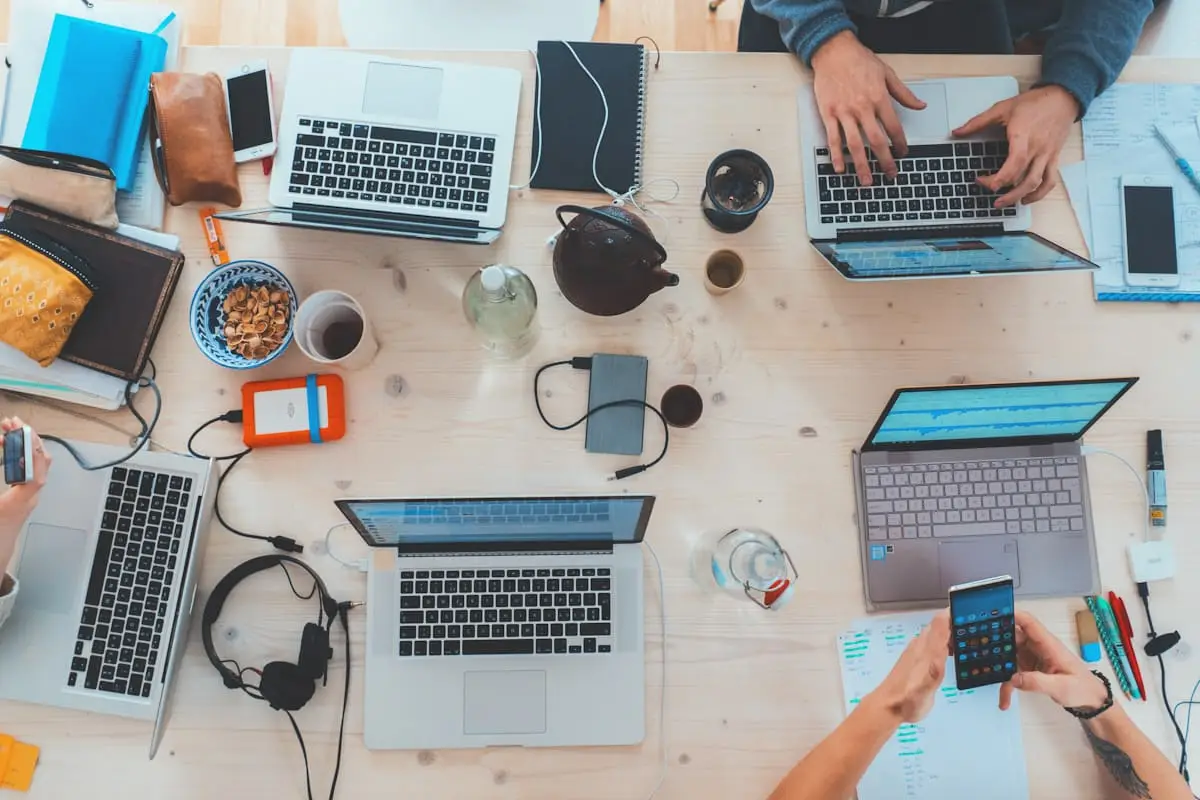 Digitális csapat munka közben felülnézetből